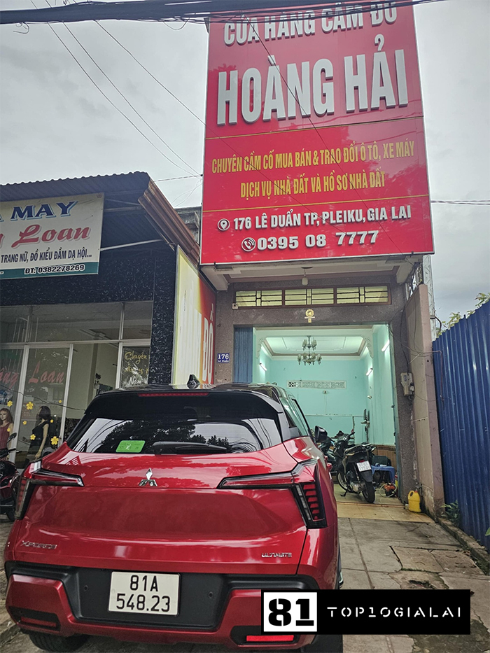 Hoàng Hải cầm đồ