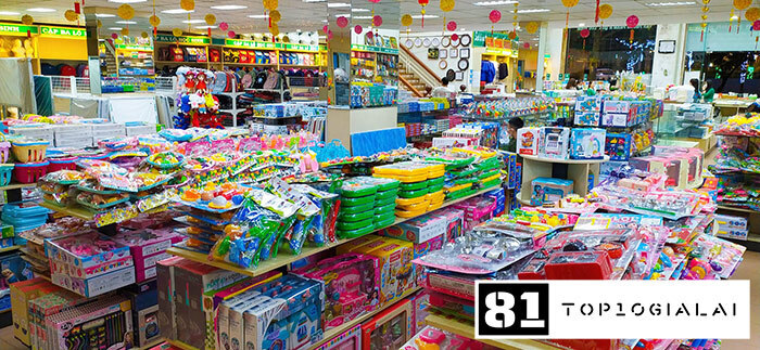 Thanh Niên read a book