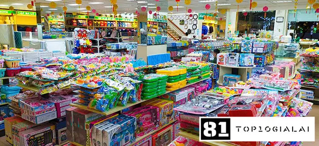 Thanh Niên read a book