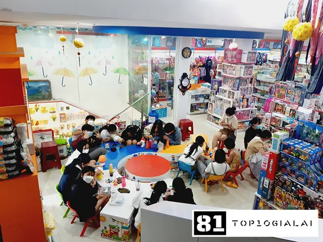 Vạn Trí read a book