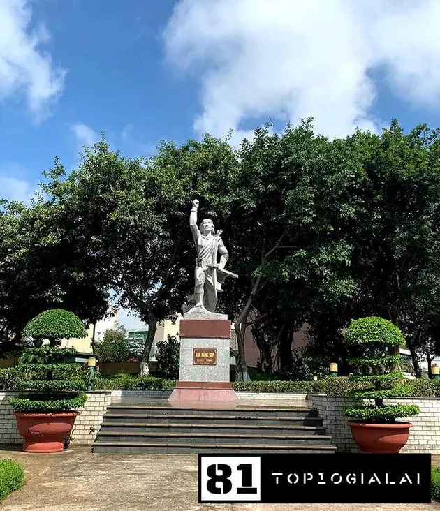 Tượng tạc Anh hùng Núp