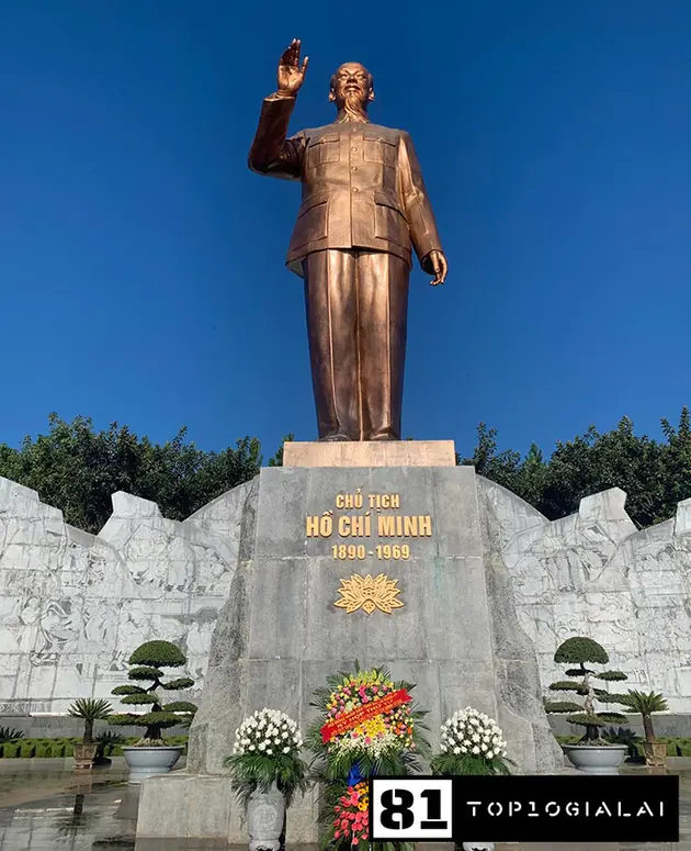 Bức tượng đồng Bác Hồ