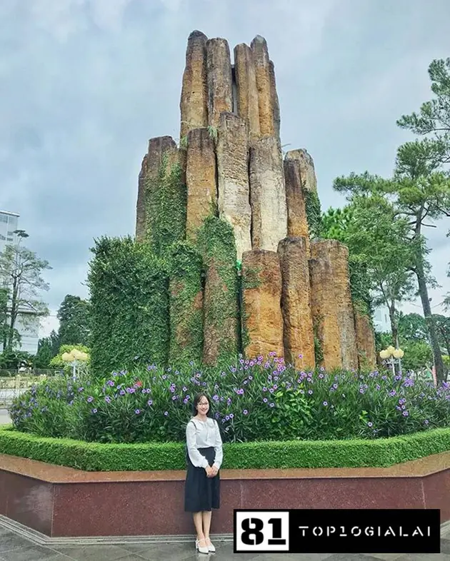 Tháp đá Bazan quảng trường đại đoàn kết