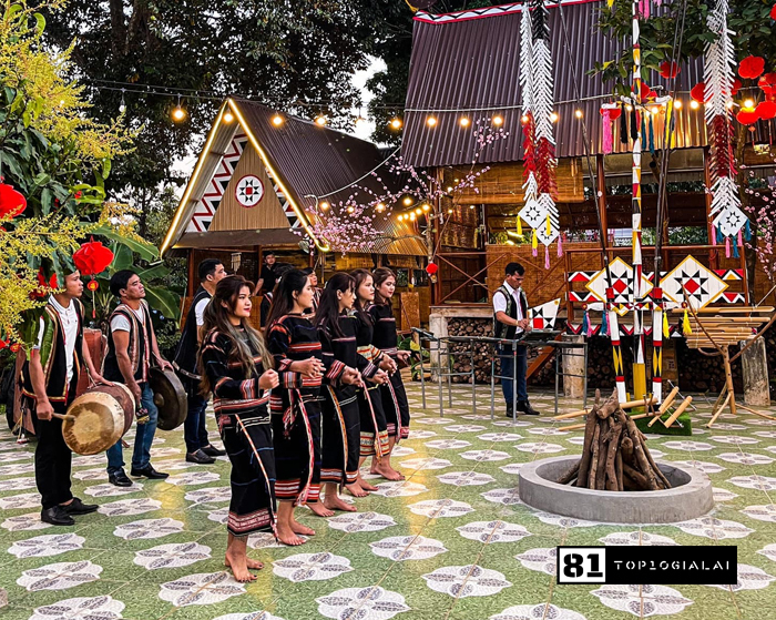 Gà nướng cơm lam Pleikep