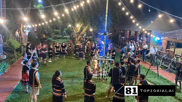 Gà nướng cơm lam Plit